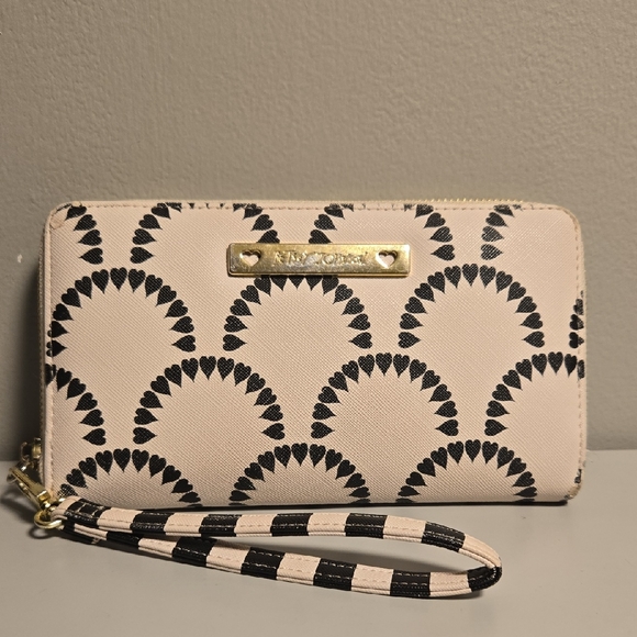 Betsey Johnson Zip Wallet Hearts Black and Cream Pattern Gold Tone Hardware - Picture 1 of 9